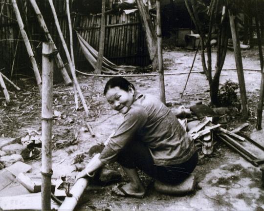 《穿過婆家村》纪录片封面