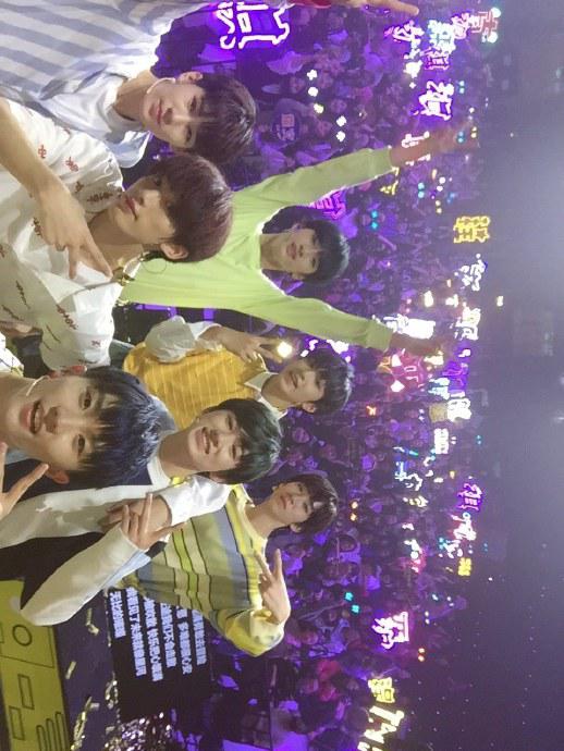 《光环下的少年——启航》纪录片封面