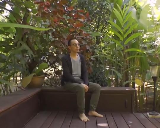 《执着的艺术家 静默的抗争者:阿彼察邦·韦拉斯哈古》纪录片封面