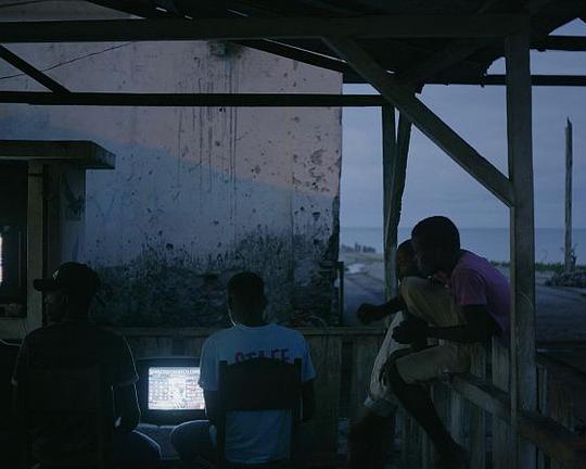 《夜色将至》电影封面