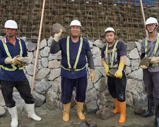 《河床下的那群人》纪录片封面