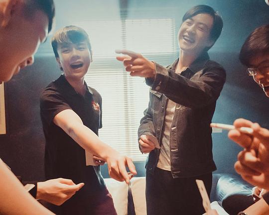 《陽光下》电影封面