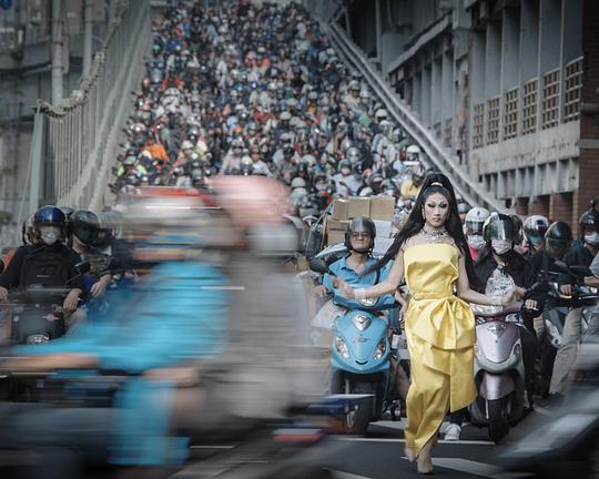 《双面曹里欧》纪录片封面