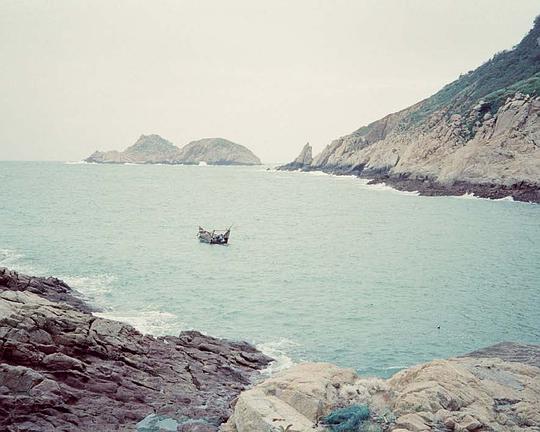 《在马祖，她一无所闻。她听闻一切。》电影封面