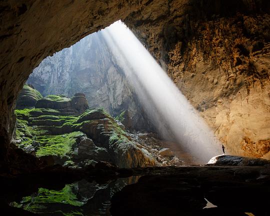 《A Crack in the Mountain》纪录片封面