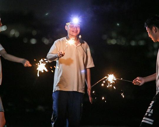 《春日郊遊》电影封面