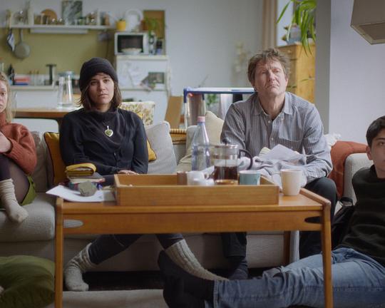 《Trains Passing》电影封面