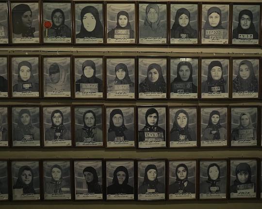 《Hollow》纪录片封面