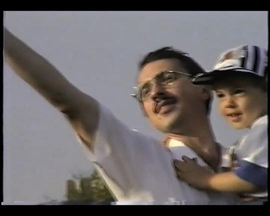 《Monument》电影封面