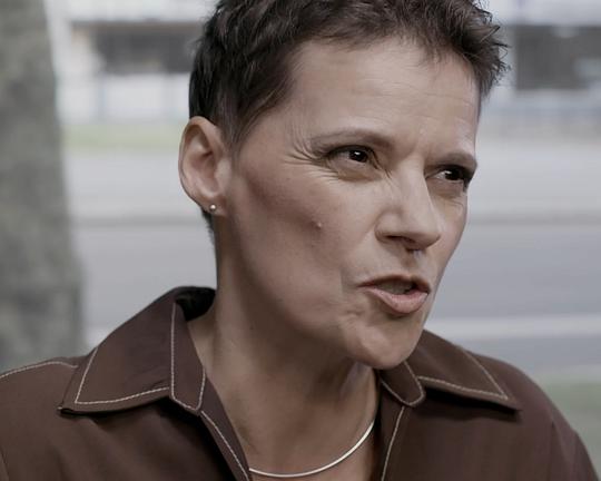 《Outside》电影封面