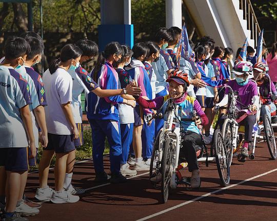 《跌跌撞撞的圓夢者》纪录片封面