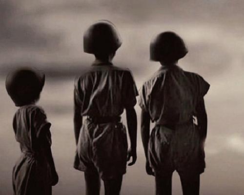 《亂世小小兵》纪录片封面