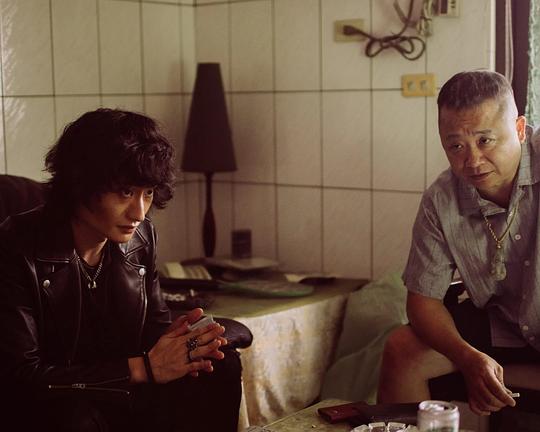 《撒旦擊打我》电影封面