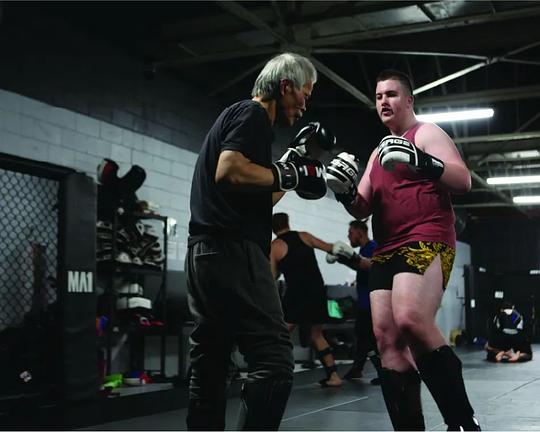 《戴上拳套的艺术家》纪录片封面