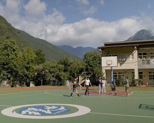 《我先到彩虹橋的另一端等你們》电影封面