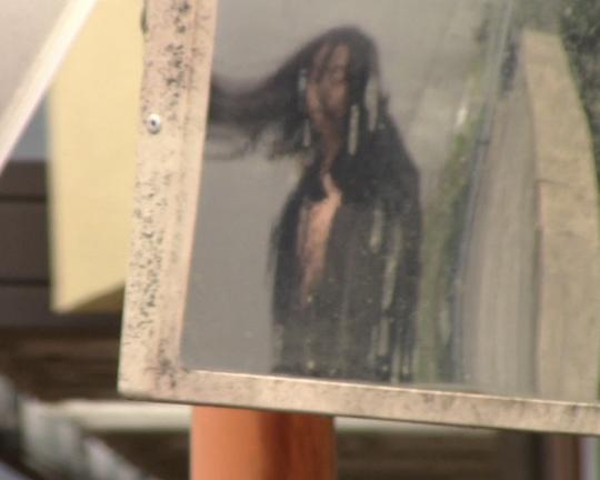 《looking @ ghosts》电影封面