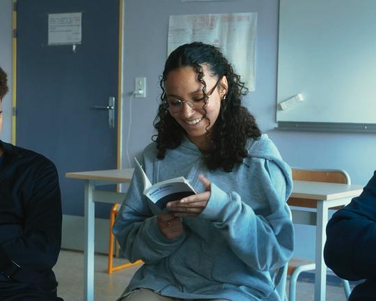 《书写人生：高中生眼中的埃尔诺》纪录片封面