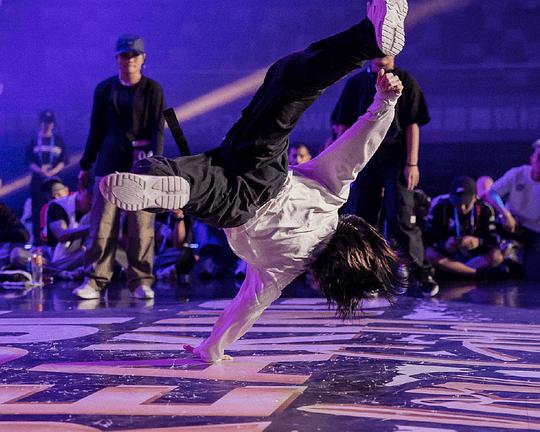 《跳舞的人》纪录片封面