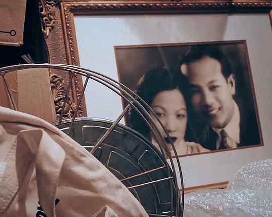 《隐迹之书：重写自我》纪录片封面