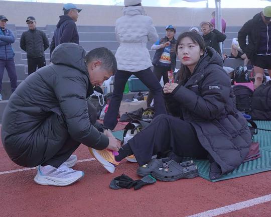 《接力赛》纪录片封面