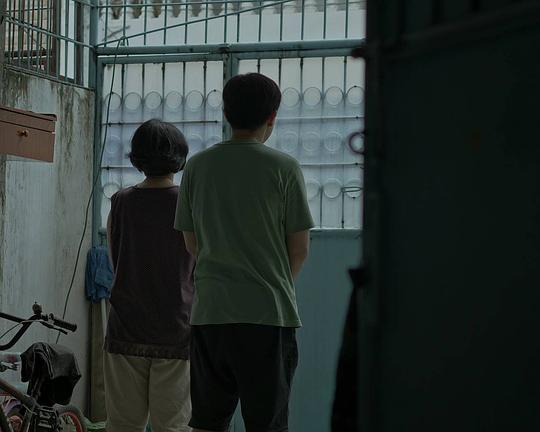 《囚笼之下》电影封面