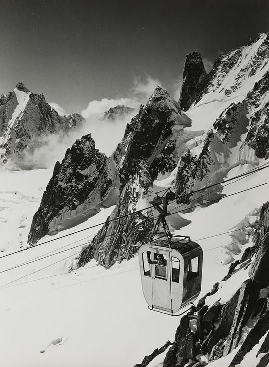 《法洛丽亚雪山索道》纪录片封面