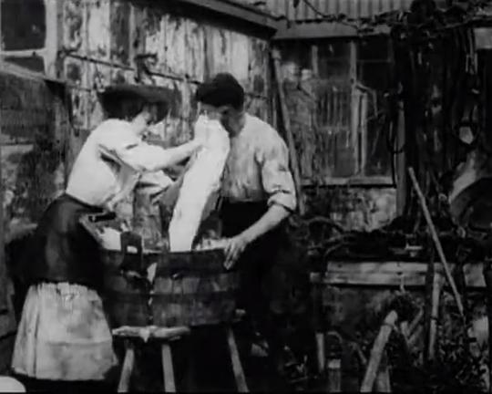 《洗衣盆边的爱》电影封面