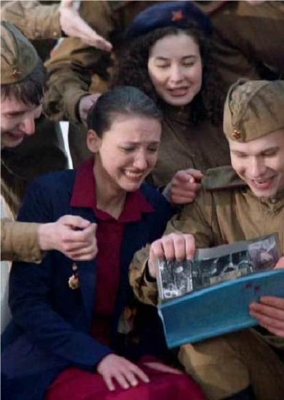 《只要我们还记得，他们就依然活着！》电影封面