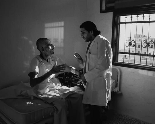 《حكاية لا تروى بالصور》纪录片封面