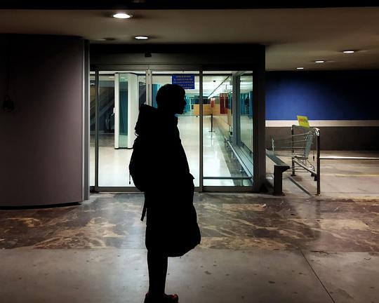 《Sólo los muertos se quedan》电影封面