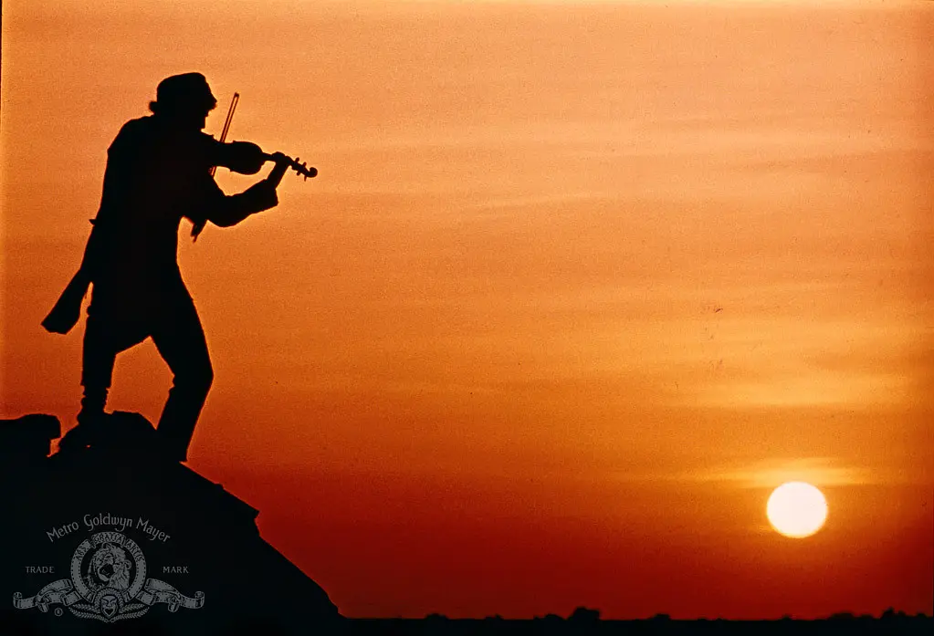 屋顶上的小提琴手剧照1