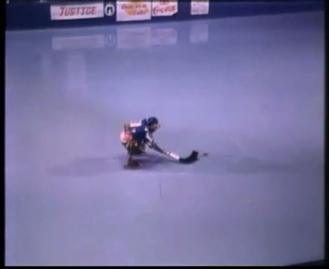 奇怪的球赛剧照1