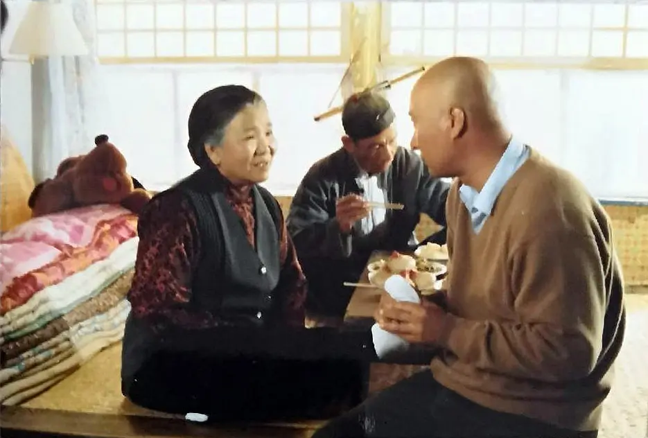 孝子贤孙伺候着剧照2