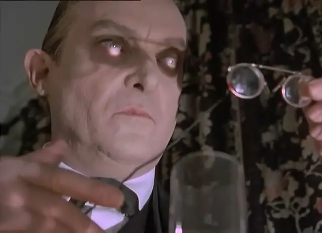 金边夹鼻眼镜剧照2