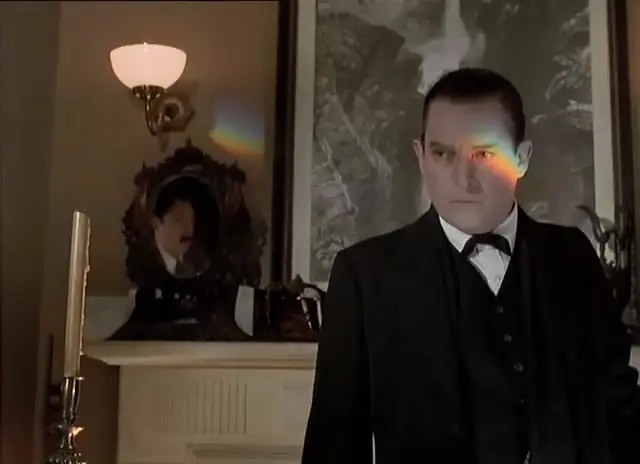 金边夹鼻眼镜剧照3