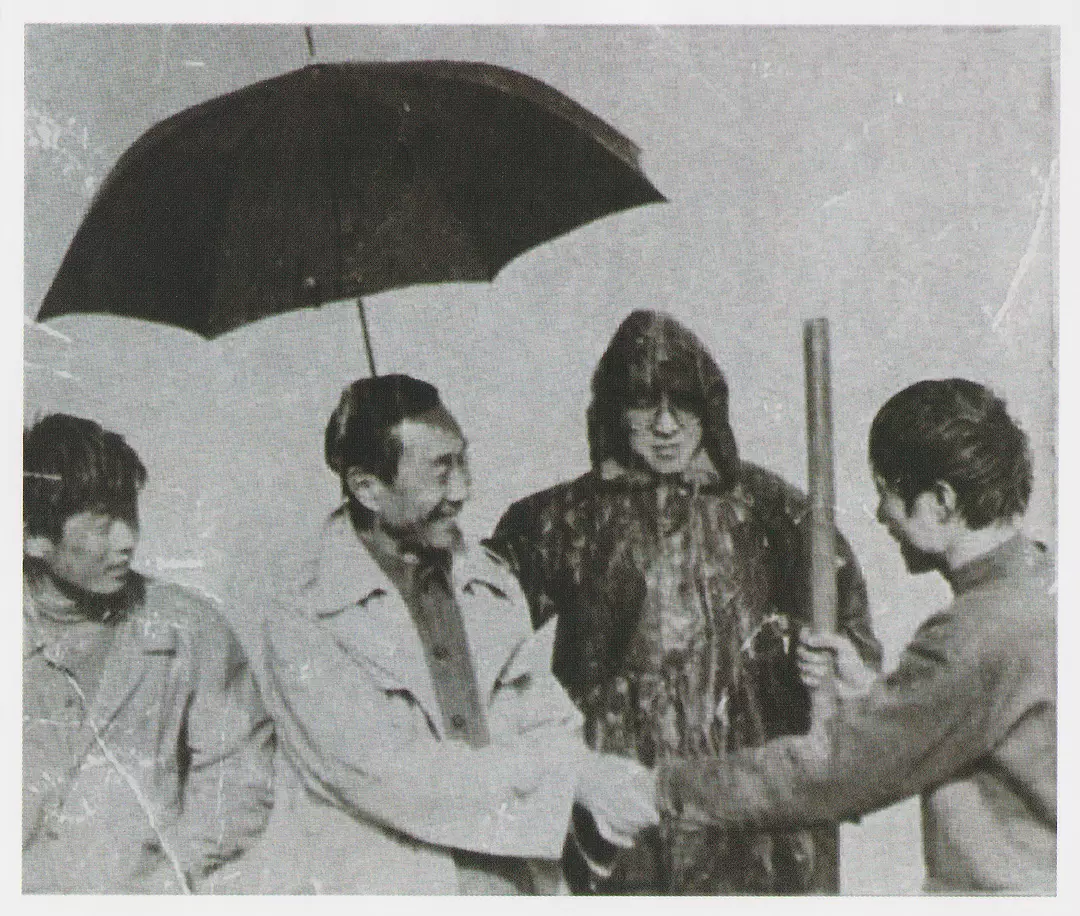 背靠背，脸对脸剧照1