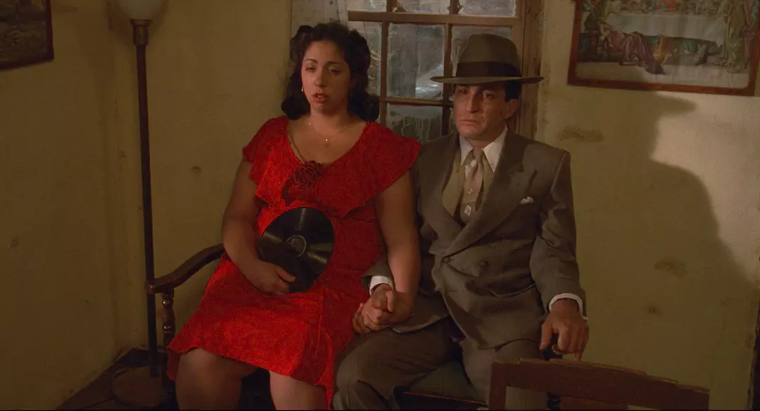 深深的腥红剧照2