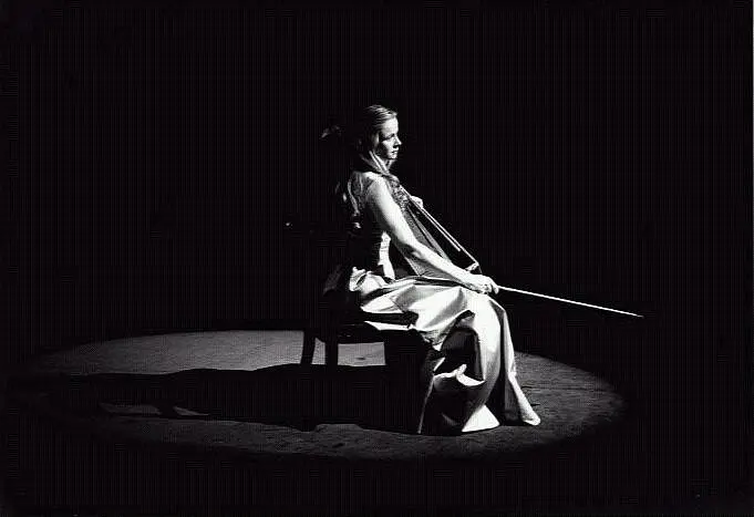 她比烟花寂寞剧照1