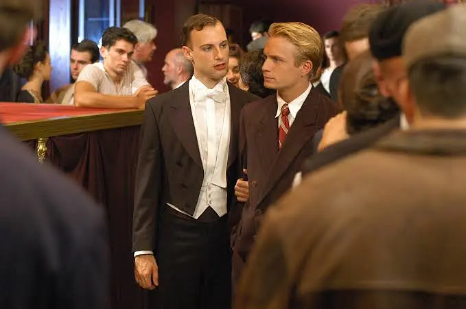 隐藏的恋情剧照3