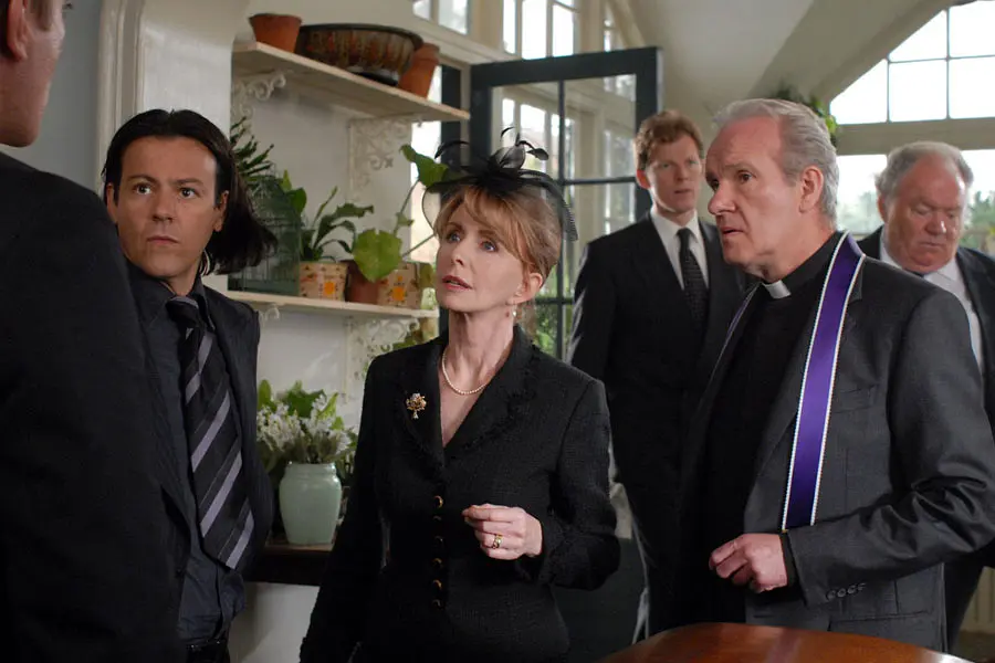 葬礼上的死亡剧照1