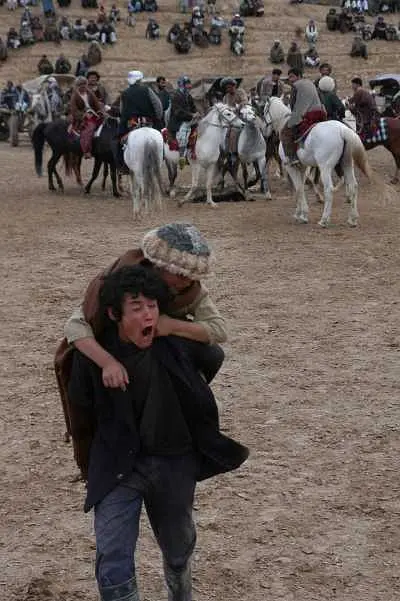 背马鞍的男孩剧照2