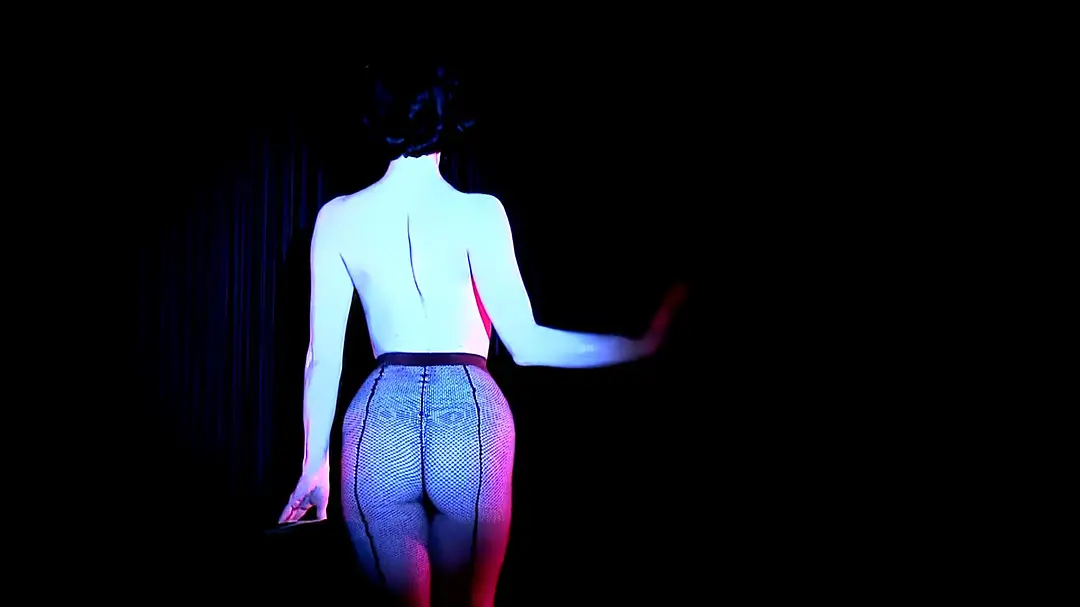 蒂塔·万·提斯疯马秀剧照3