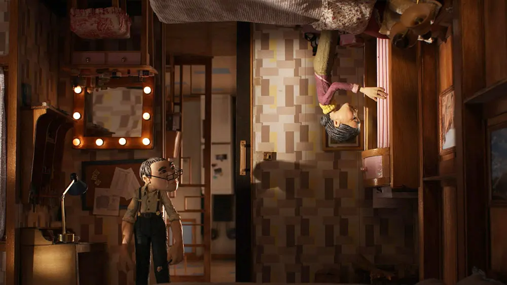 头朝下的生活剧照1