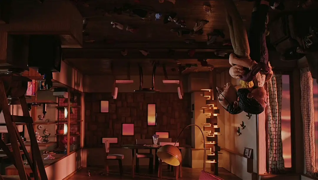 头朝下的生活剧照3