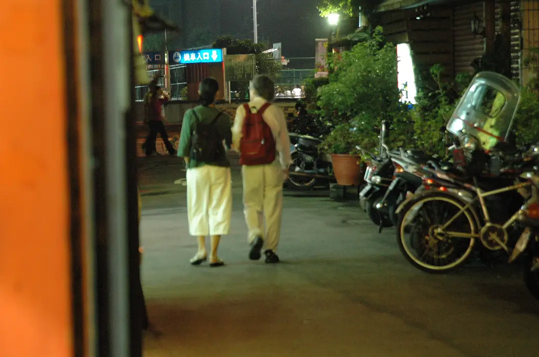 他们在岛屿写作：寻找背海的人剧照2