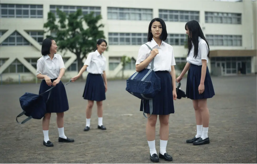 就这样，我们把金鱼放入了泳池剧照3