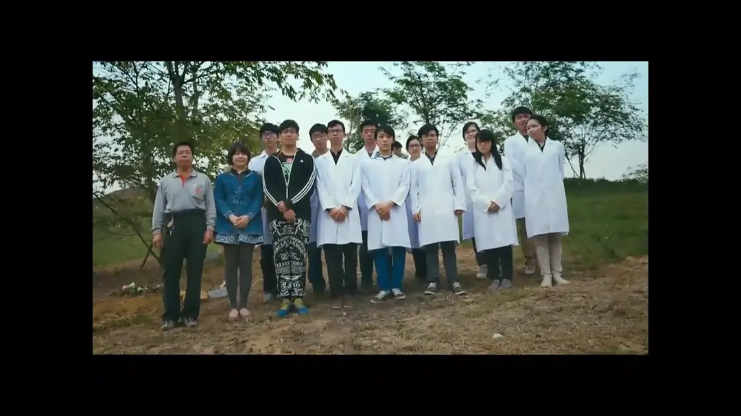 那个静默的阳光午后剧照1