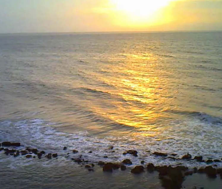 async - 第一束光剧照2