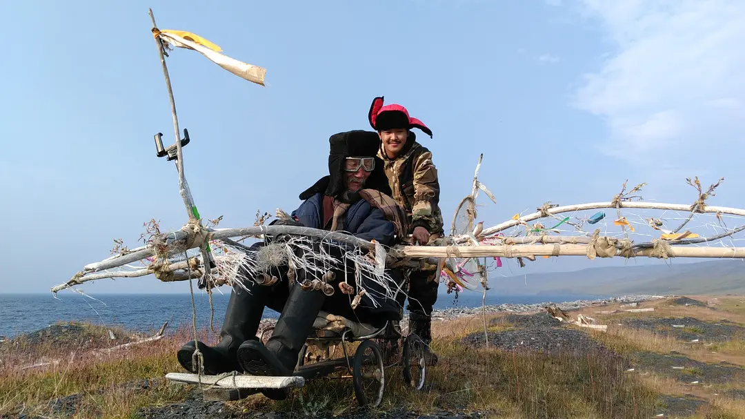 头顶太阳永不落剧照1