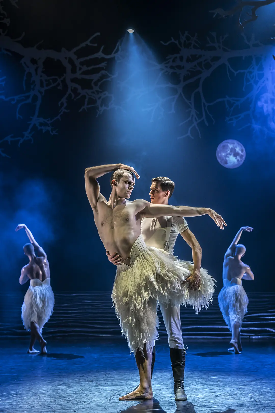 马修·伯恩版《天鹅湖》剧照1
